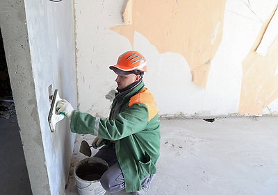 Строители завершают монтаж панелей в пострадавшей при вспышке газа десятиэтажке в Гомеле