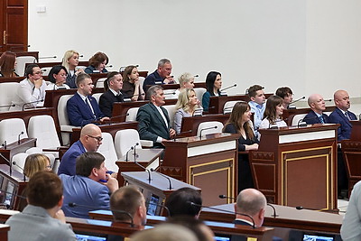 \"Вы выстраиваете открытый диалог между обществом и властью\". Сотрудников СМИ наградили в Палате представителей