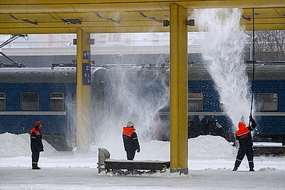 Последствия снегопада устраняют в городах Беларуси