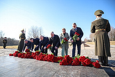 \"Пусть скорбь и печаль обернутся в мужество ваше и силу\". В Хатыни проходит всенародная вахта памяти