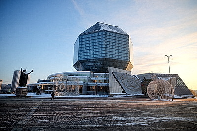 Автор и его муза: выставка семьи художников Поплавских открылась в НББ