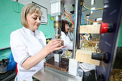В Докшицах выпускают 2,5 млн флаконов аналогов французских духов в год