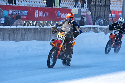 С жаждой адреналина. Белорусские гонщики покорили стихию на соревнованиях по мотоспидвею