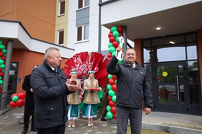 В Кореличах к областным \"Дажынкам\" торжественно открыли новостройку на 49 квартир