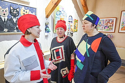 Вдохновились местными художниками. Витебские мастерицы создали коллекцию одежды в духе супрематизма