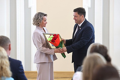 Учителя продолжают принимать поздравления в преддверии профессионального праздника