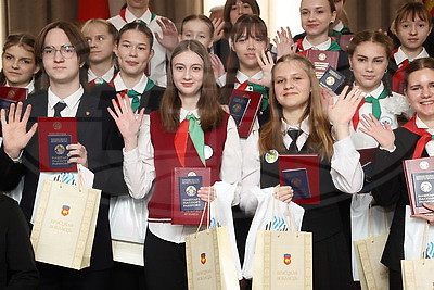 \"Люблю нашу страну за спокойствие, традиции и природу\". В Брестской области вручили паспорта лучшим учащимся