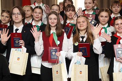\"Люблю нашу страну за спокойствие, традиции и природу\". В Брестской области вручили паспорта лучшим учащимся