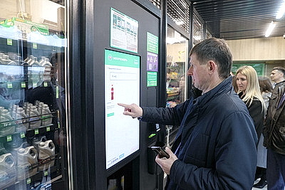 Робот-продавец появился на заправке под Гомелем