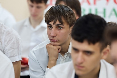 Простым языком - о важном. Молодежь Минской области приняла участие в акции \"Беларусь адзіная\"