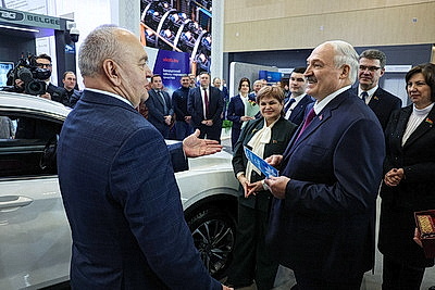 Лукашенко вручил символы Государственного знака качества