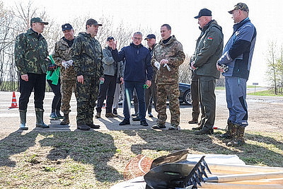 Республиканский субботник: премьер-министр принял участие в благоустройстве братской могилы в Минском районе