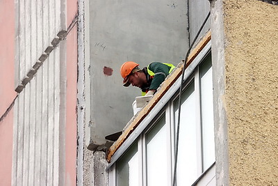 Строители приступили к монтажу панелей в пострадавшей при взрыве газа десятиэтажке в Гомеле