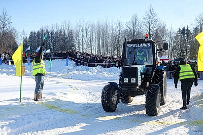 Зимнее бездорожье и огневой рубеж: \"Тракторный биатлон\" в Горках испытал на прочность людей и технику