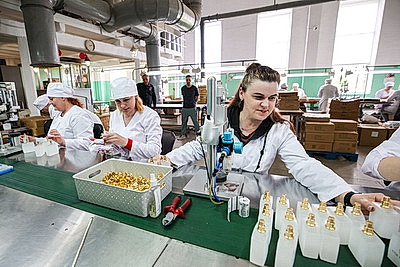 В Докшицах выпускают 2,5 млн флаконов аналогов французских духов в год