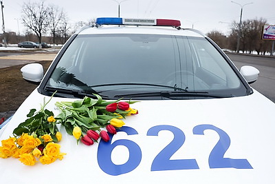 Вместо проверки документов - цветы. Сотрудники ГАИ поздравили могилевских женщин-водителей