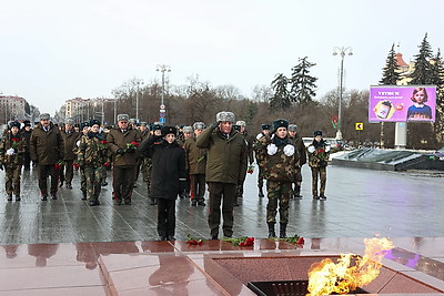 К монументу Победы возложили цветы в День защитников Отечества