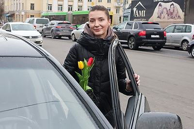 Вместо проверки документов - цветы. Сотрудники ГАИ поздравили могилевских женщин-водителей