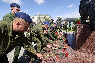 В Барановичах почтили память летчиков-героев Андрея Ничипорчика и Никиты Куконенко