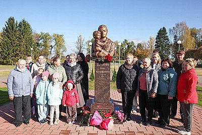 В Шкловском районе открыли скульптуру Героя Социалистического Труда Нины Барановой
