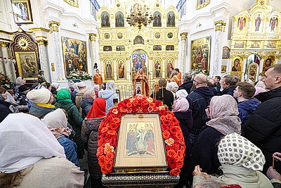 Благодатный огонь от гроба Господня доставили в Минск