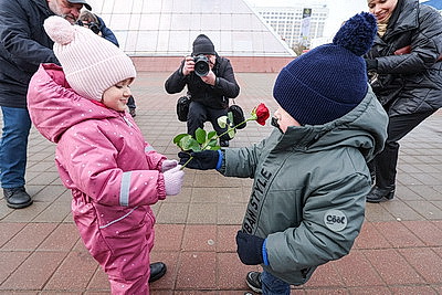 С танцами, цветами и с 30-метровой высоты. Спасатели в Витебске поздравили женщин с 8 Марта