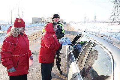 Запуск двигателей, буксировка и горячий чай: как ГАИ Могилевской области помогает людям в морозы