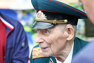 Ветераны Великой Отечественной войны принимают поздравления с 9 Мая