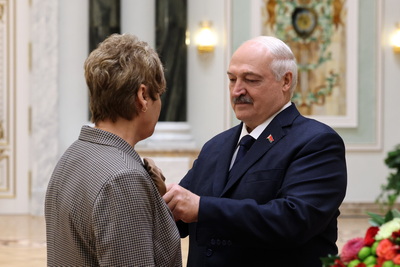Лукашенко в преддверии Дня народного единства вручил госнаграды заслуженным представителям различных сфер