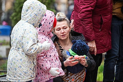 Православные верующие освящают пасхальную трапезу в храмах Беларуси