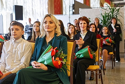 Орденом Матери наградили 42 представительниц Минской области