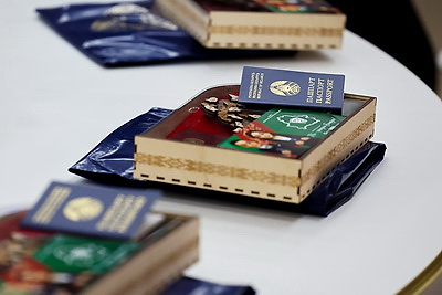 Свои первые паспорта из рук председателя КГК получили десять юных белорусов