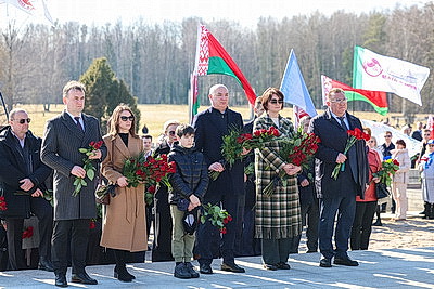 \"Пусть скорбь и печаль обернутся в мужество ваше и силу\". В Хатыни проходит всенародная вахта памяти