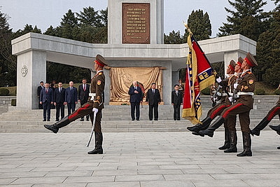 Лукашенко в Пхеньяне возложил венок к монументу \"Освобождение\"