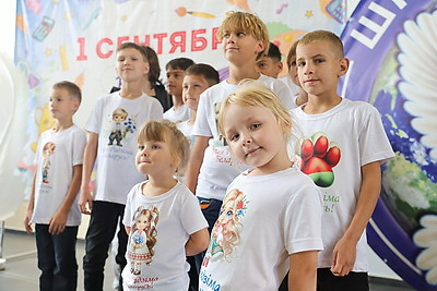 Сто детей из 11 семей. В Гомеле для ребят из домов семейного типа устроили праздник перед 1 сентября