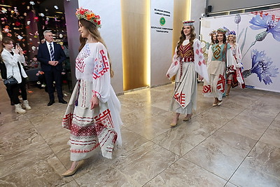 Белорусские льняные изделия, косметика, фарфор. Что показали зарубежным дамам на приеме накануне 8 Марта