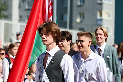Последние звонки для выпускников 9-х и 11-х классов прозвенели по всей Беларуси