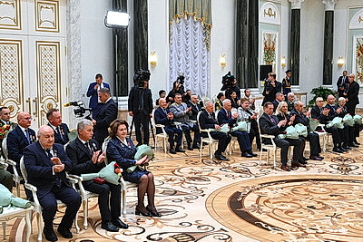 Лукашенко в преддверии Дня народного единства вручил госнаграды заслуженным представителям различных сфер