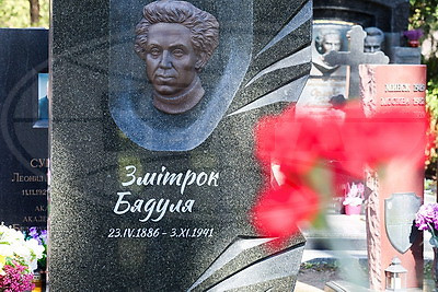 Память Змитрока Бядули почтили на Восточном кладбище в Минске