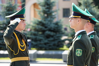 \"Дань памяти героям прошлого\". Народное возложение проходит в Минске