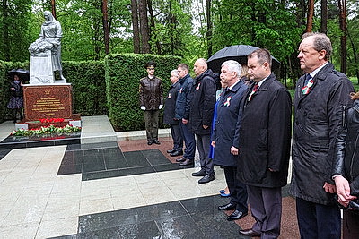 Почтить память погибших. Возложения цветов к братским могилам и мемориалам проходят в канун Дня Победы