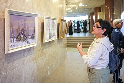 Автор и его муза: выставка семьи художников Поплавских открылась в НББ