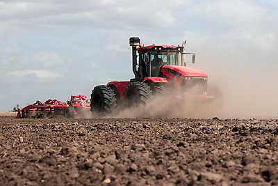 Посадка раннего картофеля идет в крупном хозяйстве Ивановского района
