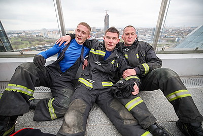 24 этажа скоростного подъема. Конкурс среди спасателей прошел в Минске