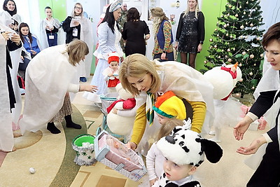 \"Они такие же, как и наши с вами\". Воспитанников дома ребенка в ИК-4 поздравили с Новым годом