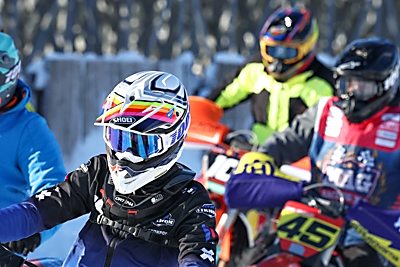 С жаждой адреналина. Белорусские гонщики покорили стихию на соревнованиях по мотоспидвею