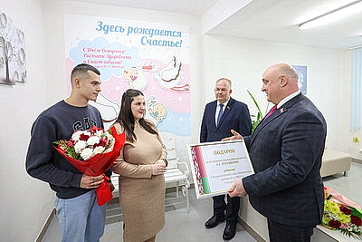 В Витебске поздравили мам, родивших первых в 2026 году детей