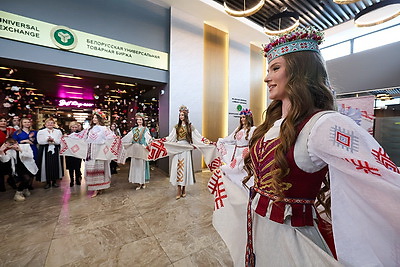 Белорусские льняные изделия, косметика, фарфор. Что показали зарубежным дамам на приеме накануне 8 Марта