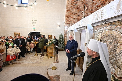 Лукашенко зажег рождественскую свечу в храме в Минском районе