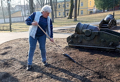 Покраска ограждений, уборка прошлогодней листвы. В Витебске прошел первый городской субботник
